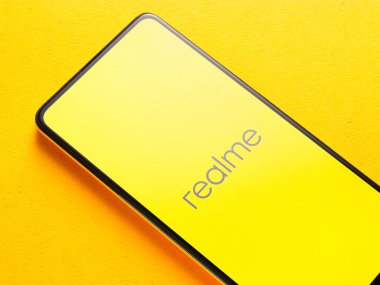 Assam, Hindistan - 24 Eylül 2020: Telefon ekranında Realme logosu.
