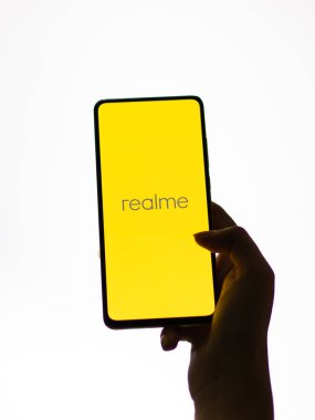Assam, Hindistan - 24 Eylül 2020: Telefon ekranında Realme logosu.