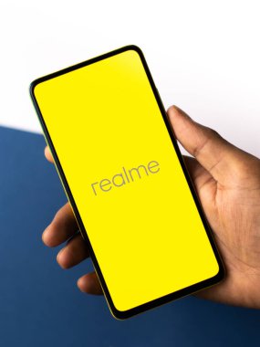 Assam, Hindistan - 24 Eylül 2020: Telefon ekranında Realme logosu.