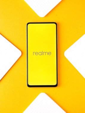 Assam, Hindistan - 24 Eylül 2020: Telefon ekranında Realme logosu.