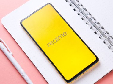 Assam, Hindistan - 24 Eylül 2020: Telefon ekranında Realme logosu.