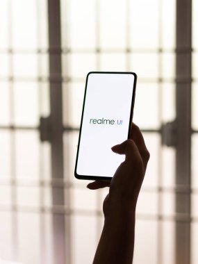 Assam, Hindistan - 24 Eylül 2020: Telefon ekranında Realme UI logosu.