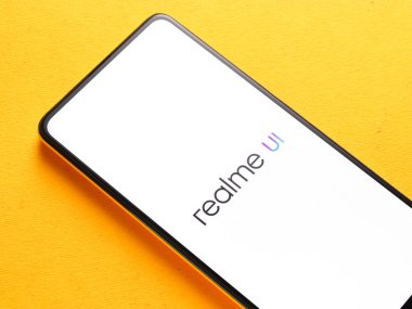 Assam, Hindistan - 24 Eylül 2020: Telefon ekranında Realme UI logosu.