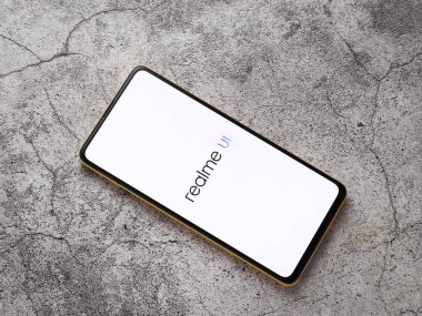 Assam, Hindistan - 24 Eylül 2020: Telefon ekranında Realme UI logosu.