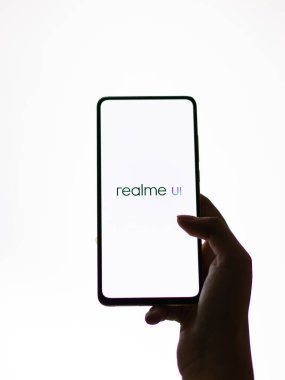 Assam, Hindistan - 24 Eylül 2020: Telefon ekranında Realme UI logosu.