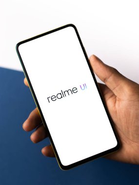 Assam, Hindistan - 24 Eylül 2020: Telefon ekranında Realme UI logosu.