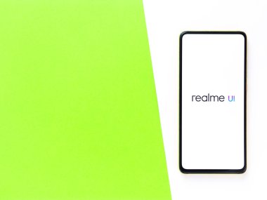 Assam, Hindistan - 24 Eylül 2020: Telefon ekranında Realme UI logosu.