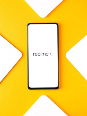 Assam, Hindistan - 24 Eylül 2020: Telefon ekranında Realme UI logosu.