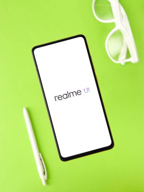 Assam, Hindistan - 24 Eylül 2020: Telefon ekranında Realme UI logosu.