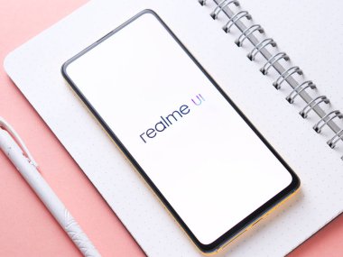 Assam, Hindistan - 24 Eylül 2020: Telefon ekranında Realme UI logosu.