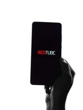 Assam, Hindistan - 19 Nisan 2021: Telefon ekranında REDTUBE logosu.