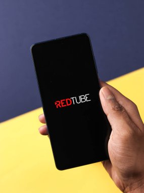 Assam, Hindistan - 19 Nisan 2021: Telefon ekranında REDTUBE logosu.
