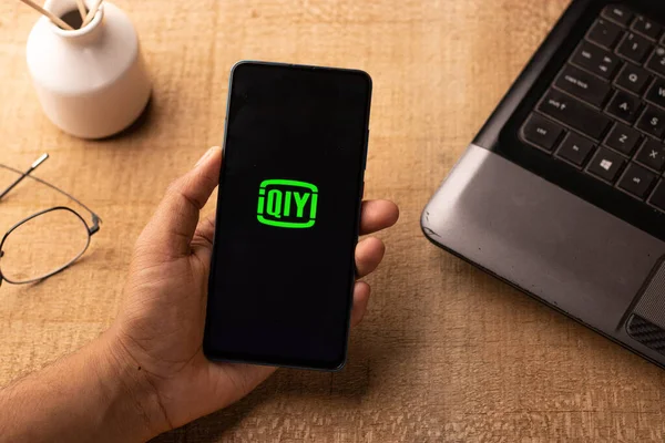 Assam, Hindistan - 10 Mart 2021: iQIYI Video logosu telefon ekranı görüntüsü.