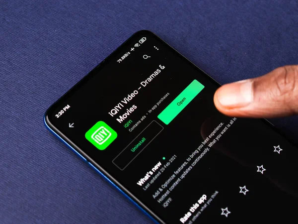 Assam, Hindistan - 10 Mart 2021: iQIYI Video logosu telefon ekranı görüntüsü.