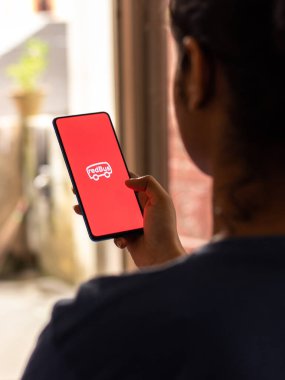 Assam, Hindistan - 22 Ağustos 2020: Telefon ekranında Redbus logosu.