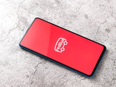 Assam, Hindistan - 22 Ağustos 2020: Telefon ekranında Redbus logosu.