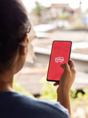Assam, Hindistan - 22 Ağustos 2020: Telefon ekranında Redbus logosu.