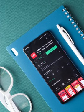 Assam, Hindistan - 22 Ağustos 2020: Telefon ekranında Redbus logosu.