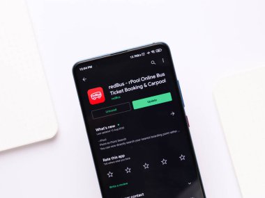 Assam, Hindistan - 22 Ağustos 2020: Telefon ekranında Redbus logosu.