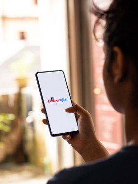Assam, Hindistan - 27 Ağustos 2020: Telefon ekranındaki dijital depo logosu.