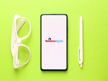 Assam, Hindistan - 27 Ağustos 2020: Telefon ekranındaki dijital depo logosu.