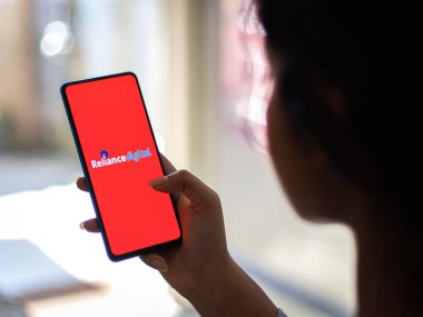 Assam, Hindistan - 27 Ağustos 2020: Telefon ekranındaki dijital depo logosu.