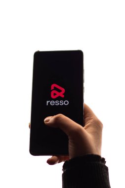 Assam, Hindistan - 29 Kasım 2020: Telefon ekranı görüntüsünde Resso logosu.