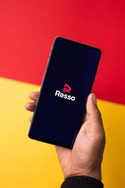 Assam, Hindistan - 29 Kasım 2020: Telefon ekranı görüntüsünde Resso logosu.