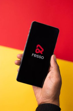 Assam, Hindistan - 29 Kasım 2020: Telefon ekranı görüntüsünde Resso logosu.