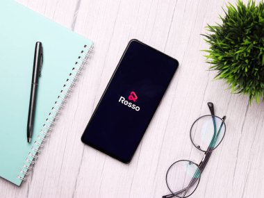 Assam, Hindistan - 29 Kasım 2020: Telefon ekranı görüntüsünde Resso logosu.