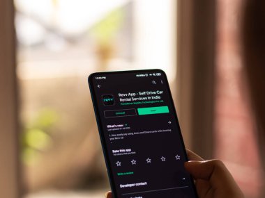 Assam, Hindistan - 22 Ağustos 2020: Telefon ekranında devrim logosu.