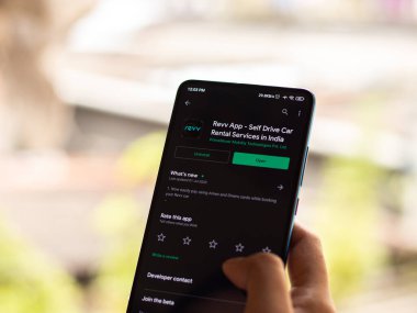 Assam, Hindistan - 22 Ağustos 2020: Telefon ekranında devrim logosu.