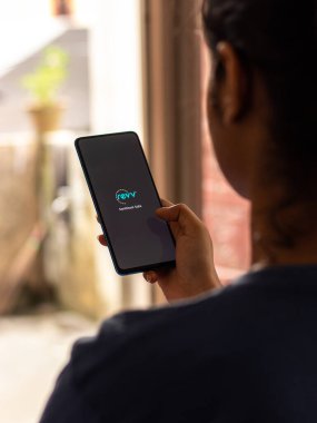 Assam, Hindistan - 22 Ağustos 2020: Telefon ekranında devrim logosu.
