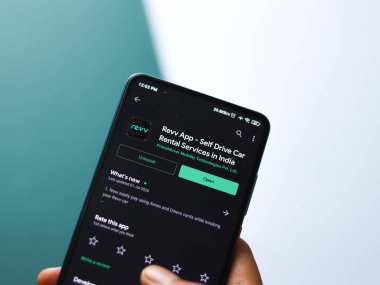 Assam, Hindistan - 22 Ağustos 2020: Telefon ekranında devrim logosu.
