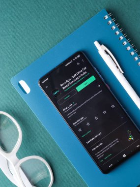 Assam, Hindistan - 22 Ağustos 2020: Telefon ekranında devrim logosu.