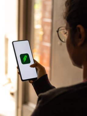 Assam, Hindistan - 19 Şubat 2021: Robinhood logosu telefon ekranı görüntüsünde.
