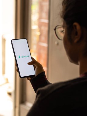 Assam, Hindistan - 19 Şubat 2021: Robinhood logosu telefon ekranı görüntüsünde.