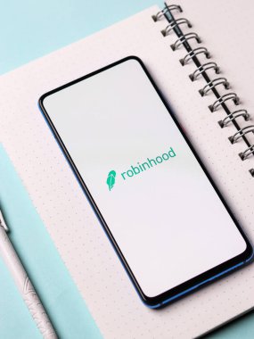 Assam, Hindistan - 19 Şubat 2021: Robinhood logosu telefon ekranı görüntüsünde.