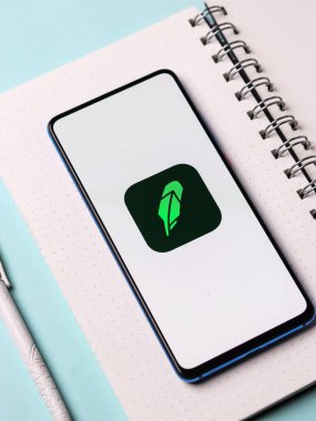 Assam, Hindistan - 19 Şubat 2021: Robinhood logosu telefon ekranı görüntüsünde.
