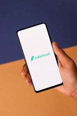 Assam, Hindistan - 19 Şubat 2021: Robinhood logosu telefon ekranı görüntüsünde.