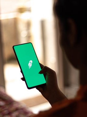 Assam, Hindistan - 19 Şubat 2021: Robinhood logosu telefon ekranı görüntüsünde.