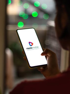 Assam, Hindistan - 15 Kasım 2020: Telefon ekranındaki Mobil logo.
