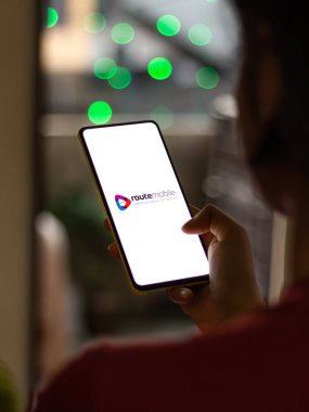 Assam, Hindistan - 15 Kasım 2020: Telefon ekranındaki Mobil logo.