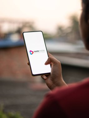 Assam, Hindistan - 15 Kasım 2020: Telefon ekranındaki Mobil logo.