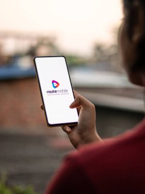 Assam, Hindistan - 15 Kasım 2020: Telefon ekranındaki Mobil logo.