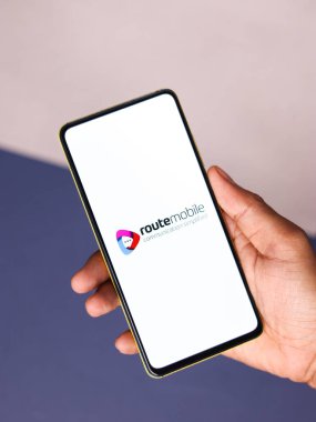 Assam, Hindistan - 15 Kasım 2020: Telefon ekranındaki Mobil logo.