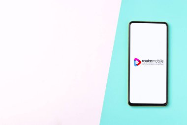 Assam, Hindistan - 15 Kasım 2020: Telefon ekranındaki Mobil logo.