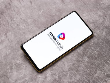 Assam, Hindistan - 15 Kasım 2020: Telefon ekranındaki Mobil logo.