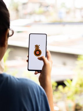 Assam, Hindistan - 27 Ağustos 2020: Kraliyet rakipleri telefon ekranında logo bangalore.