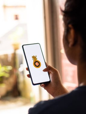 Assam, Hindistan - 27 Ağustos 2020: Kraliyet rakipleri telefon ekranında logo bangalore.